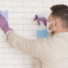 Una buena pintura impermiabilizante evitará las manchas de humedad.