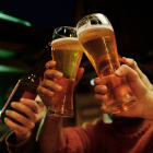 Ecuador reduce IVA en festivos e impuestos a cervezas, plásticos y armas.