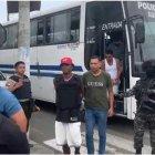 Personal del GOE custodiaba a los sospechosos y a Sayayín le colocaron un chaleco antibalas.