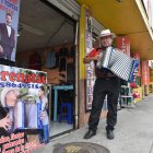 El colombiano recuerda que su esencia es el vallenato. Ofrece  serenatas a domicilio.