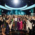 Las concursantes de este certamen de belleza posan junto a la corona elaborada por la firma Mouawad para el concurso.