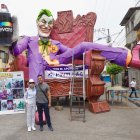 Creación. El Joker mide 13 metros y la silla 10 metros. Bota humo por la botella de spray.