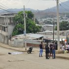 El cuerpo quedó tendido en media calle, en una pendiente.