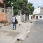 En el sitio en donde murió el chico colocaron un cartón con una vela, a modo de homenaje.