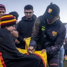 Fabián Bustos firmando un autógrafo a hinchas de Barcelona en Miami.