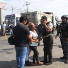 Tanto dolor. Familiares de los adolescentes asesinados lloraban desconsolados.