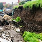 El exceso de lluvia sería la causa. Dos personas más fueron rescatadas con vida y un tercero aún no sería hallado.