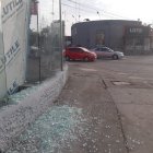 Un vidrio de una concesionaria de la zona se partió al ser impactado por los proyectiles.