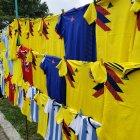 Las camisetas de la selección de Colombia son las que más se encuentran en los alrededores del estadio Pascual Guerrero.