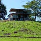 En este inmueble de tres pisos murió el trío.