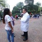 Ecuador Montenegro le plantea su propuesta política a dos jóvenes universitarias.