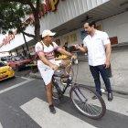 Parra le explica a un ciclista que pasaba por la calle Gómez Rendón la necesidad de impulsar la movilidad sostenible.