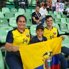 Marlene  Martínez pudo entrar a la concentración de Ecuador, el lunes, para  felicitar a Jeampaul (c), por su cumpleaños.