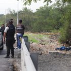 La víctima vestía jean y camiseta azul. Fue hallado por una persona que pasaba por la vía Perimetral.