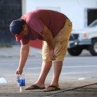 Una de las víctimas, había llegado del trabajo y salió a jugar en una máquina tragamonedas, junto a su domicilio.