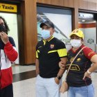 Manuel Castro (centro) y su esposa Cristina Zamora no pudieron conocer a Sergio Agüero.