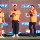Matías Oyola, Kun Aguero y Carlos Moreno en la presentación de la camiseta.