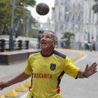 Manuel Loor, aficionado de la selección de Ecuador, hace malabares con una piedra en una calle, el 25 de enero en Cali la que será la sede del campeonato Sudamericano Sub20 de fútbol (Colombia).