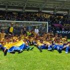 La celebración de los jugadores del Mejía con el trofeo como  campeones de la Superliga.