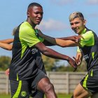 El Niño Moi (c) recibió la autorización del Brighton para retomar los entrenamientos