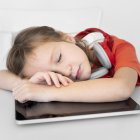 Cuidado con la  tecnología. ¡El exceso puede afectar a la salud emocional del niño! Los hace inseguros.