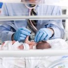 09/03/2015 Incubadora, prematuro, bebé, recién nacido.

Un 24 por ciento de los bebés nacidos prematuramente sufrieron un reingreso hospitalario por problemas respiratorios, según un estudio de la Sociedad Española de Neonatología (SENeo).

ESPAÑA EUROPA MADRID SALUD
Diseñan un guante inteligente con sensores que facilita los partos