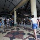 Los vendedores aseguran que andan más mosca y entre ellos se pasan la voz de cualquier actitud sospechosa, sobre todo si las personas pasan mucho tiempo en un solo punto.