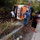 El bus interprovincial quedó volcado a un costado de la carretera.