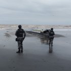 El narcosubmarino estaba medio tapado por la arena.