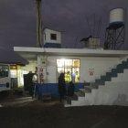 Los sujetos aprovecharon que un carro salía para poder infiltrarse.