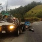 Así quedó destrozado el camión con el cual se estrelló el bus.