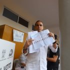 Pedro Pablo Duart, candidato a la Alcaldía de Guayaquil, fue a votar con su novia y mascota