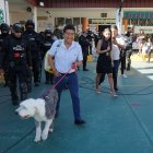 Jorge Yunda fue a votar con su perro.