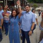 Álvarez posó junto a la candidata a prefecta del Guayas, Marcela Aguiñaga.