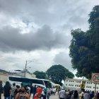 Varias personas esperan para votar.