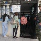 Policías y militares resguardan los recintos electorales para evitar incidentes.