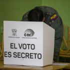 Las autoridades electorales hacen un llamado a sufragar para evitar aglomeraciones. En el exterior avanza el voto telemático.