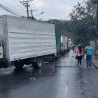 Militares custodian la entrega de los documentos mientras los coordinadores de mesas despachan los paquetes.