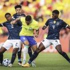 Davis Bautista (2) frenó varias veces al delantero Vitor Roque de Brasil, en el primer partido del hexagonal final del Sudamericano sub-20 de Colombia.