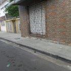 La víctima estaba conversando afuera de un inmueble, cuando dos sujetos en moto se le acercaron y dispararon.