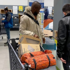 Superman fue captado dentro de un centro comercial con un carrito lleno de compras.