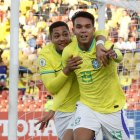 Giovane Santana (d) de Brasil celebra su gol en el triunfo ante Paraguay.
