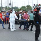Los baleados fueron subidos en el carro de Medicina Legal. Policía acordonó la escena.