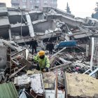 La sobreviviente residía en un edificio de cinco plantas que colapsó durante los seísmos y fue entregada a los servicios médicos, para ser atendida en un hospital cercano.
