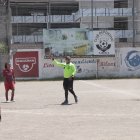 Óscar Delgado (d) se siente feliz al estar arbitrando en las canchas del fútbol barrial.