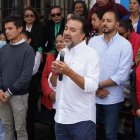 El alcalde electo dio declaraciones con sus partidarios, entre ellos artistas populares como Patty Ray (izq).