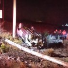 El vehículo habría perdido pista y se impactó contra un poste de alumbrado público.