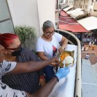 Gerson Medina, más conocido como Don Caicedo, ofrece a sus clientes una de las presentaciones de su bollo.