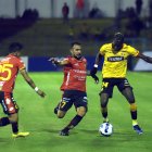 El volante Lucas Mancinelli (7) destacó en el triunfo ante Barcelona.