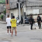 Sicarios asesinaron a punto de balas a personas dentro de carro.